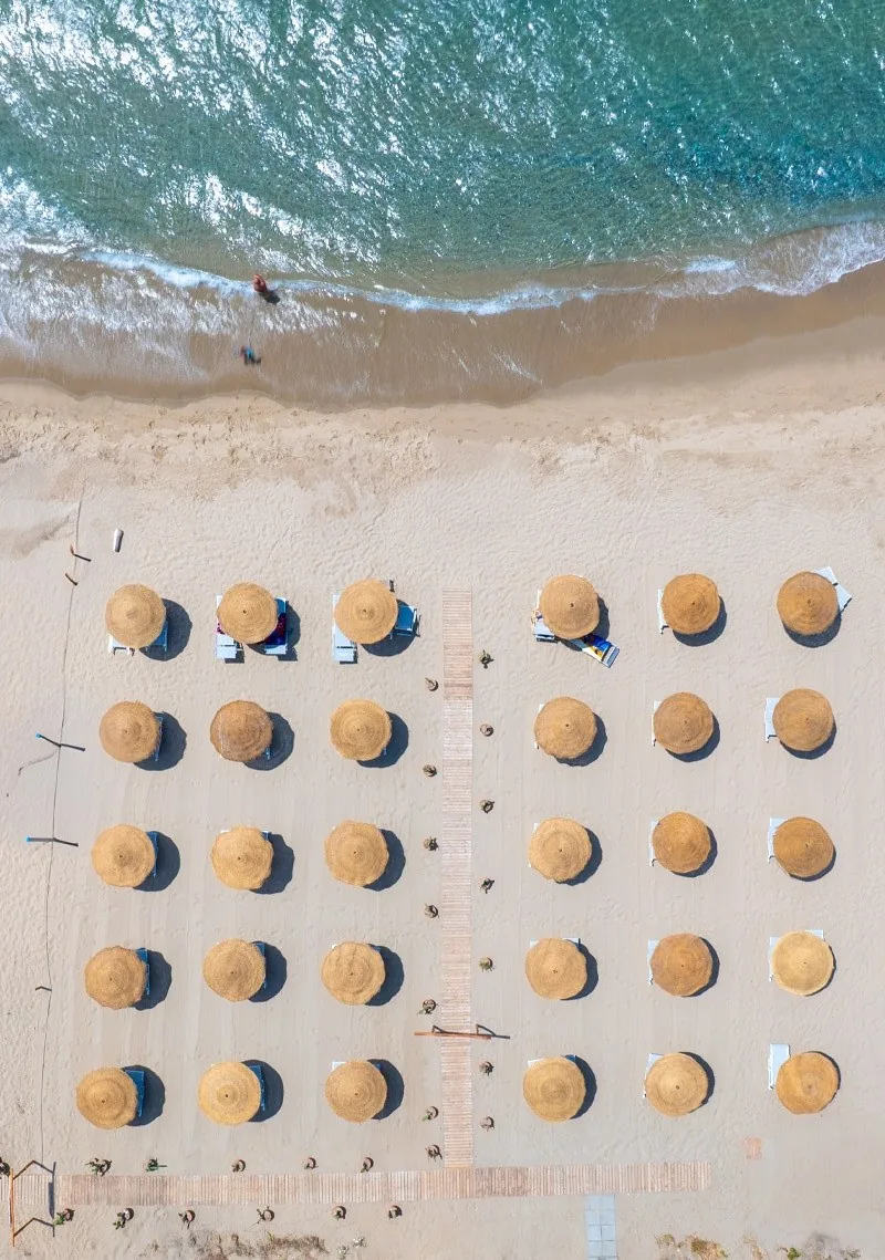 Vista aerea degli ombrelloni del Mediterraneo Beach Club – Caprioli di Pisciotta, Cilento